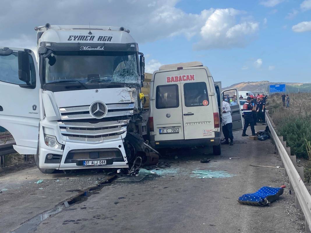 Katliam gibi kaza! TIR ile işçi servisi çarpıştı: 4 ölü 6